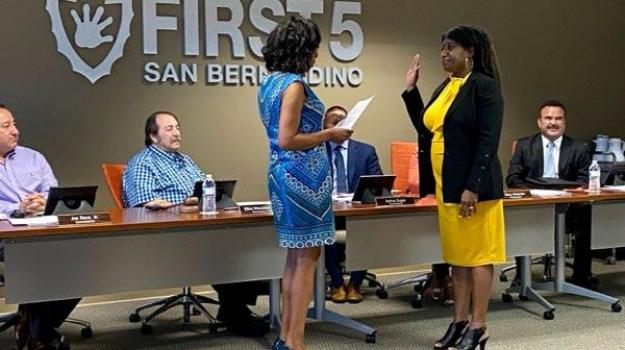 CEO Gwen Dowdy-Rodgers swearing into First 5